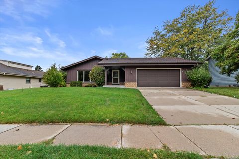 Photo of 9775 S Shepard Hills Dr, Oak Creek, WI 53154 (MLS # 1899766)