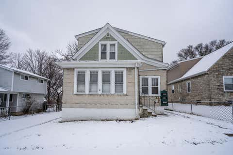 Photo of 1324 Marquette Ave, South Milwaukee, WI 53172 (MLS # 1861922)
