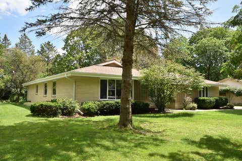 Photo of W58N970 Essex Dr, Cedarburg, WI 53012 (MLS # 1883925)