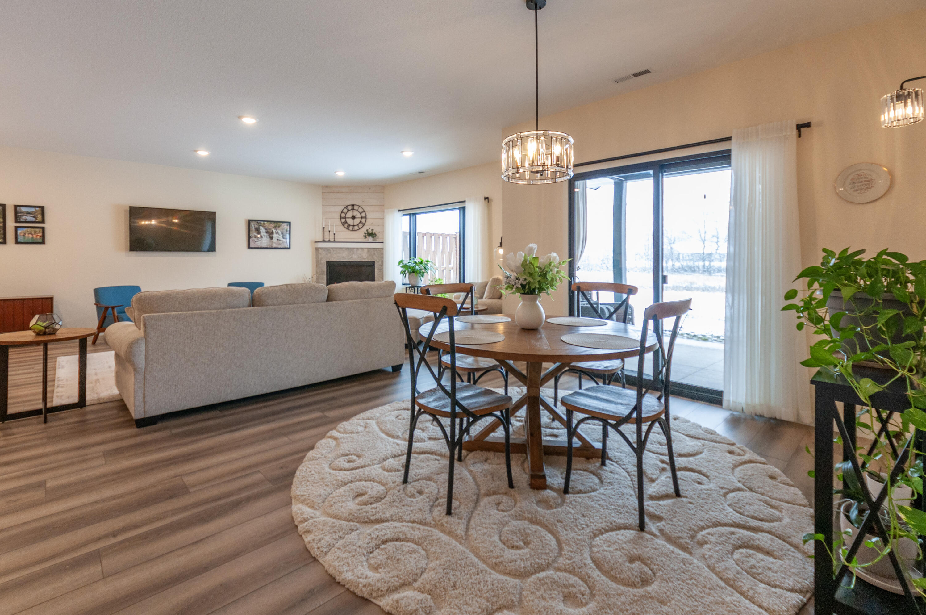 La Crescent, Minnesota 55947, United States, 3 Bedrooms Bedrooms, ,2 BathroomsBathrooms,Residential,Pending,61243