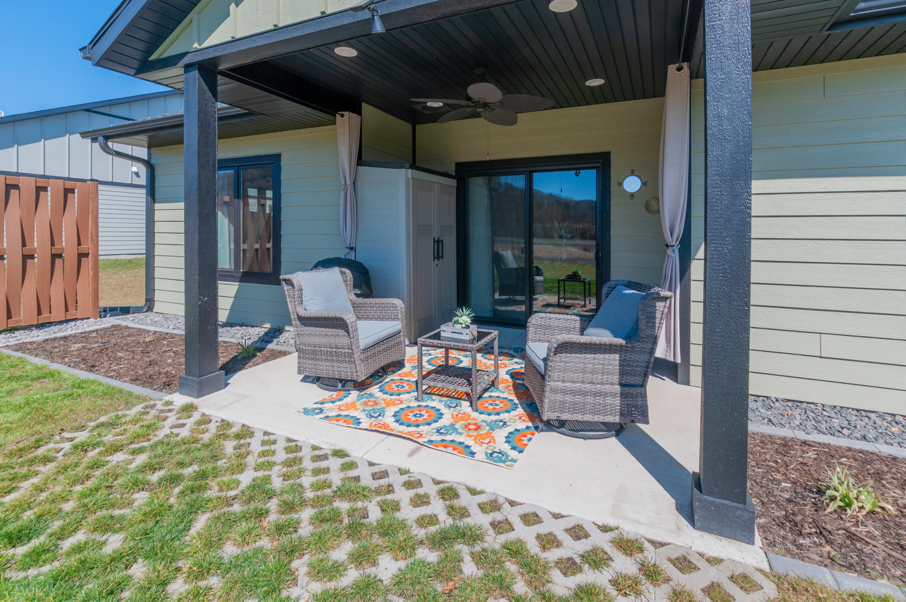 La Crescent, Minnesota 55947, United States, 3 Bedrooms Bedrooms, ,2 BathroomsBathrooms,Residential,Pending,61243