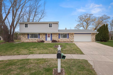 Photo of N99W6524 Aspen Ct, Cedarburg, WI 53012 (MLS # 1870749)