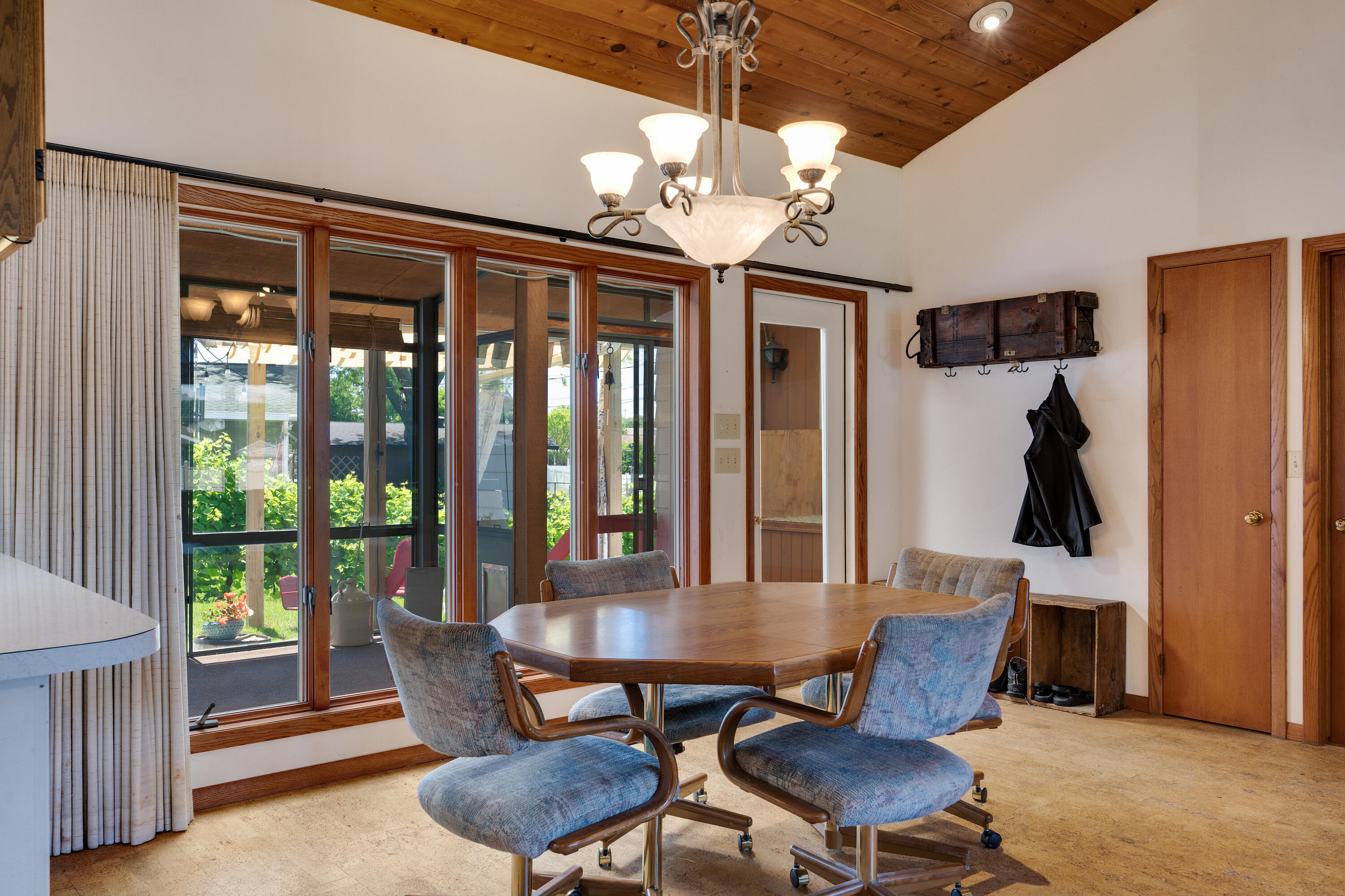 La Crosse, Wisconsin 54601, United States, 5 Bedrooms Bedrooms, ,4 BathroomsBathrooms,Residential,Pending,53780