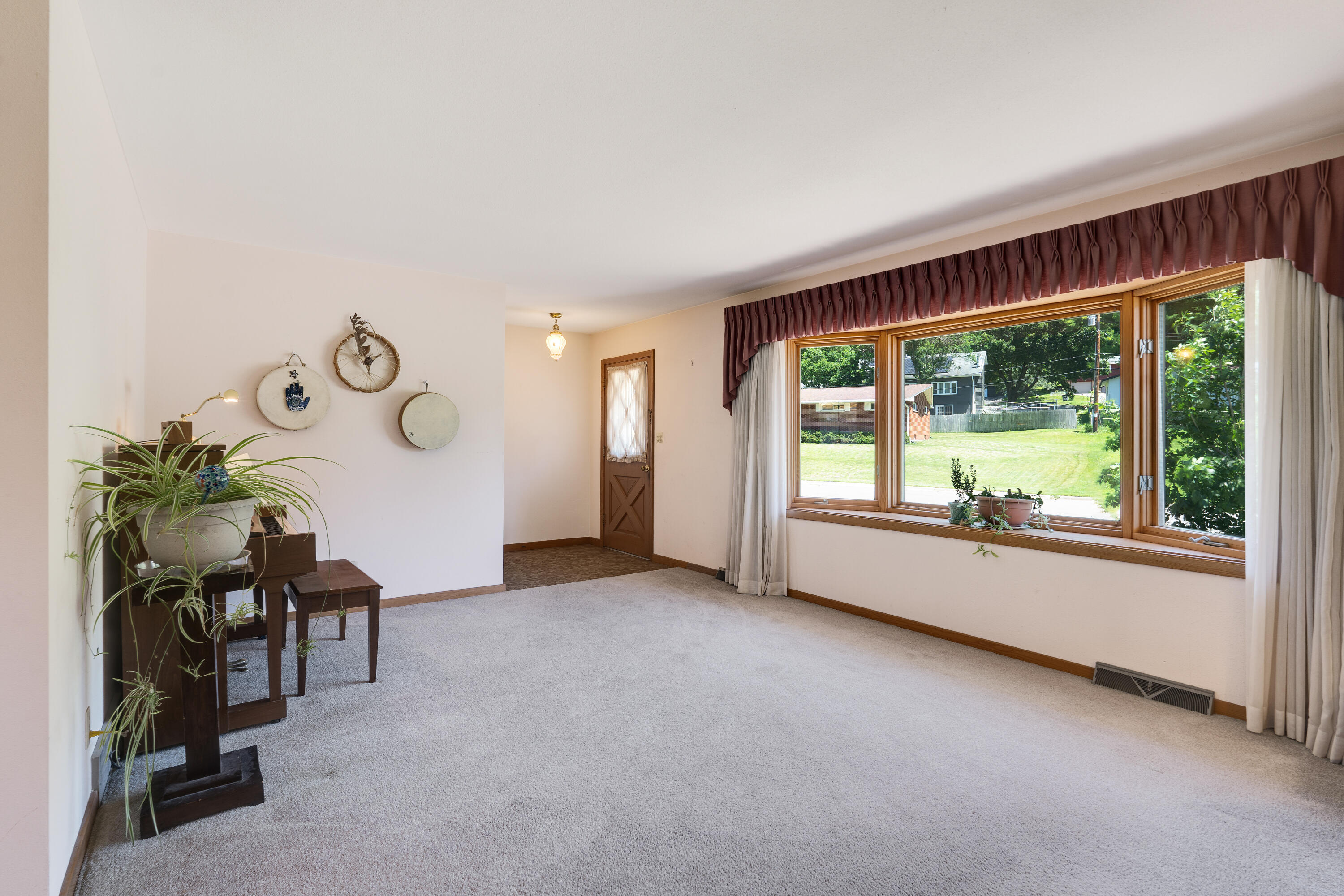 La Crosse, Wisconsin 54601, United States, 5 Bedrooms Bedrooms, ,4 BathroomsBathrooms,Residential,Pending,53780