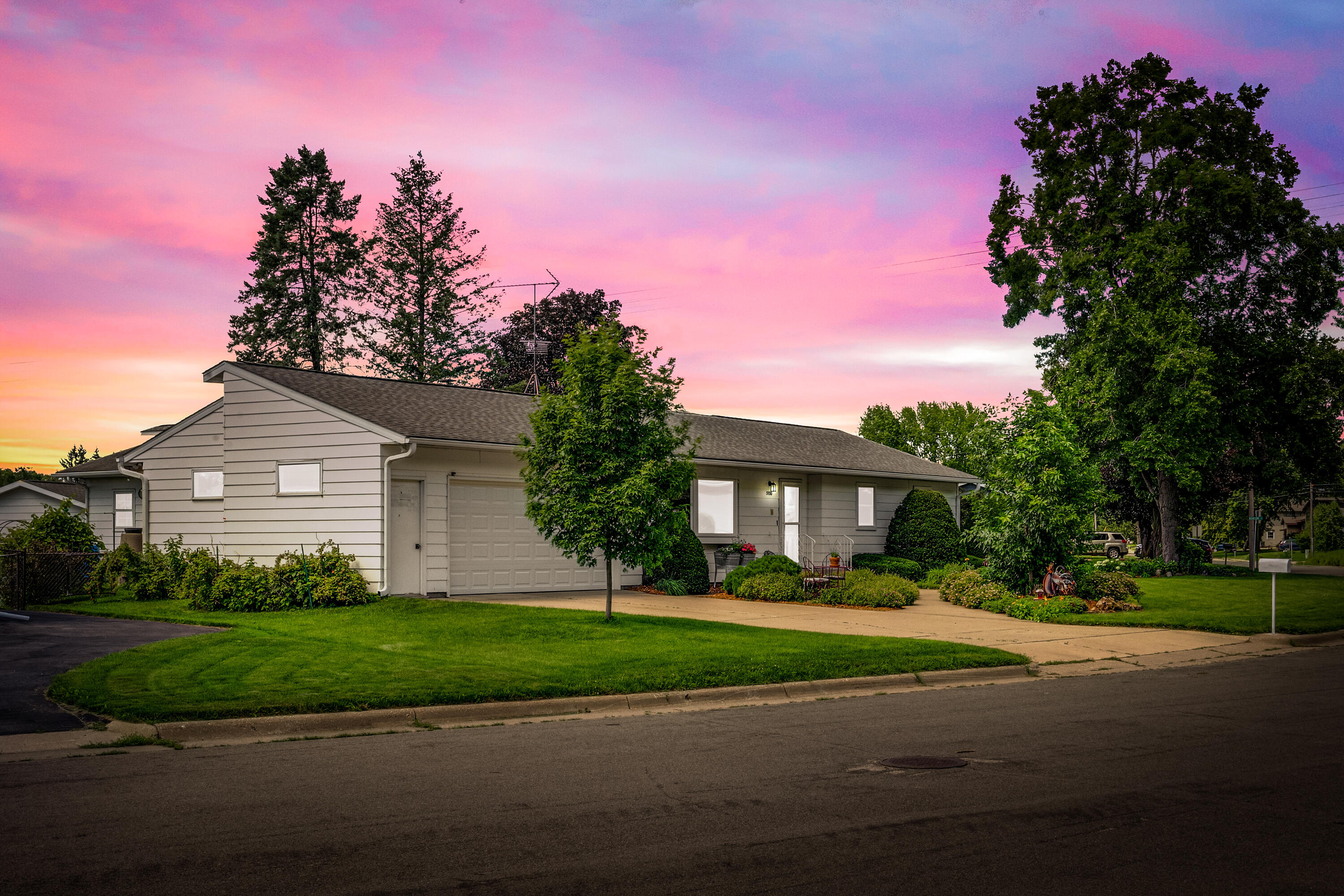 La Crosse, Wisconsin 54601, United States, 5 Bedrooms Bedrooms, ,4 BathroomsBathrooms,Residential,Pending,53780