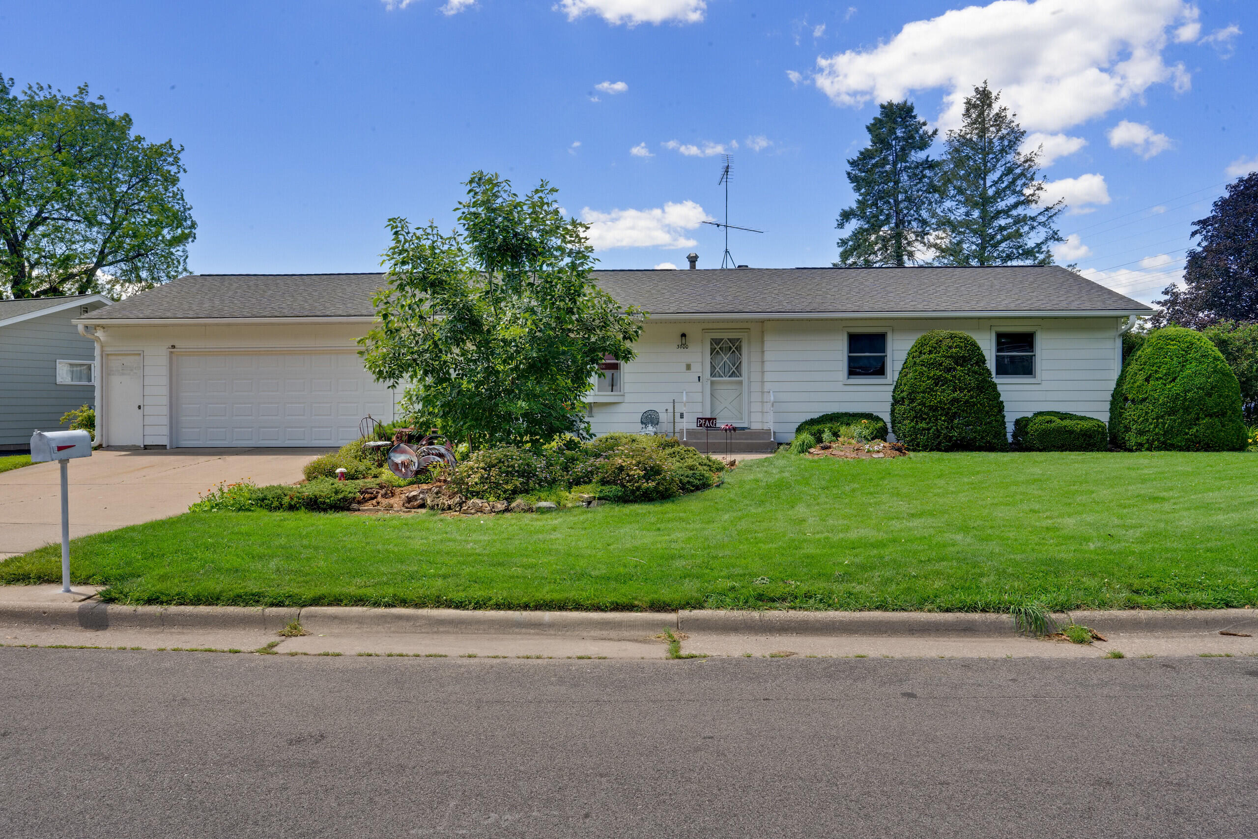 La Crosse, Wisconsin 54601, United States, 5 Bedrooms Bedrooms, ,4 BathroomsBathrooms,Residential,Pending,53780