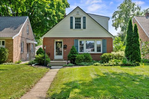 Photo of 5664 N Braeburn Ln, Glendale, WI 53209 (MLS # 1884795)
