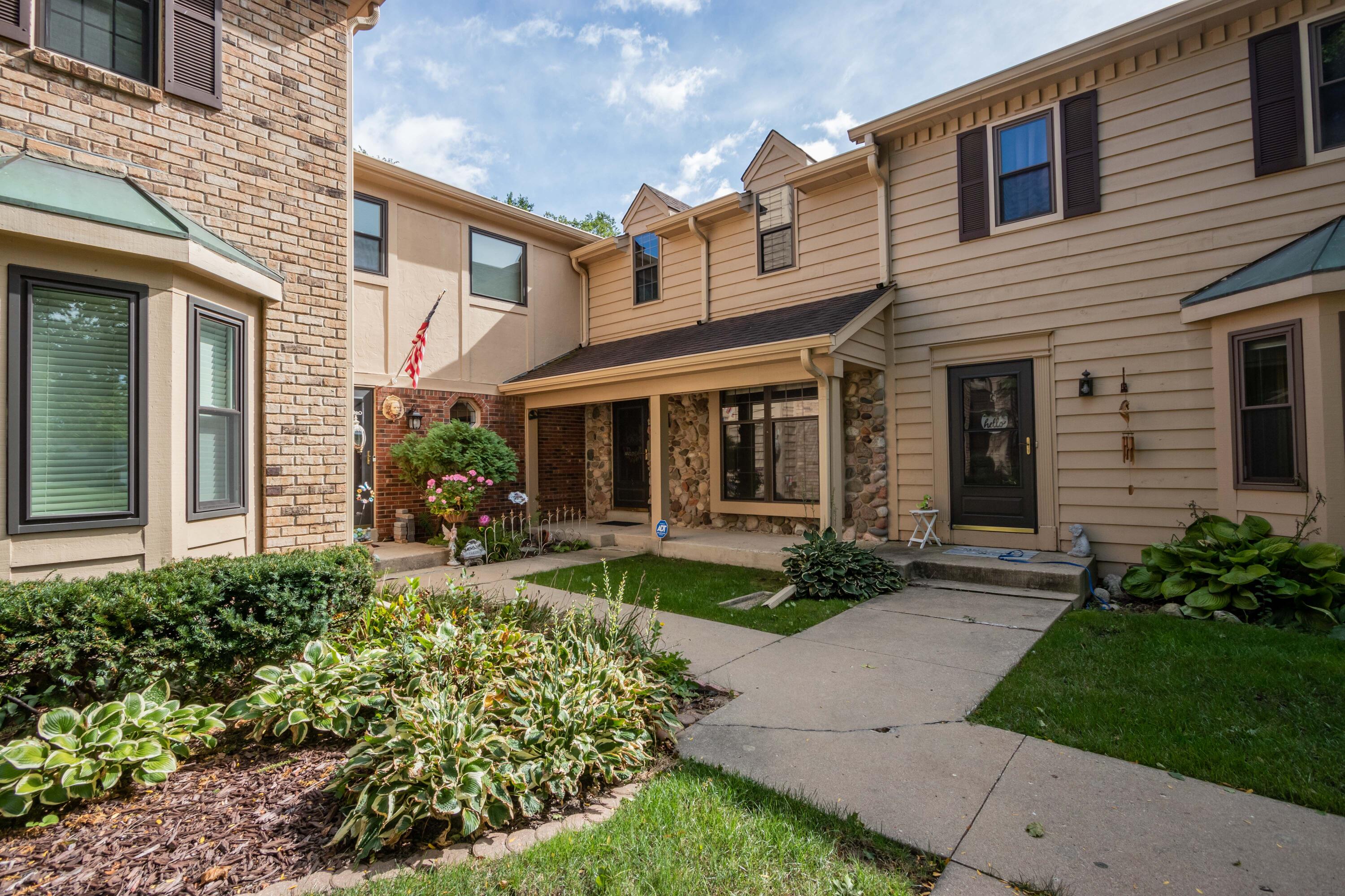 Photo 1 of 27 — 384 Willow Grove Dr, Pewaukee, WI 53072