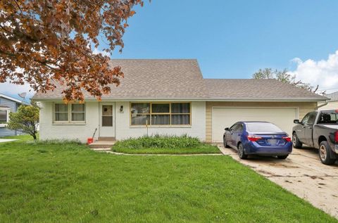 Photo of 714 Edgewood Ave, South Milwaukee, WI 53172 (MLS # 1876634)