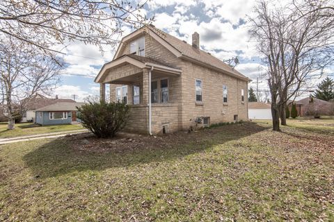 Photo of 401 Montana Ave, South Milwaukee, WI 53172 (MLS # 1868438)