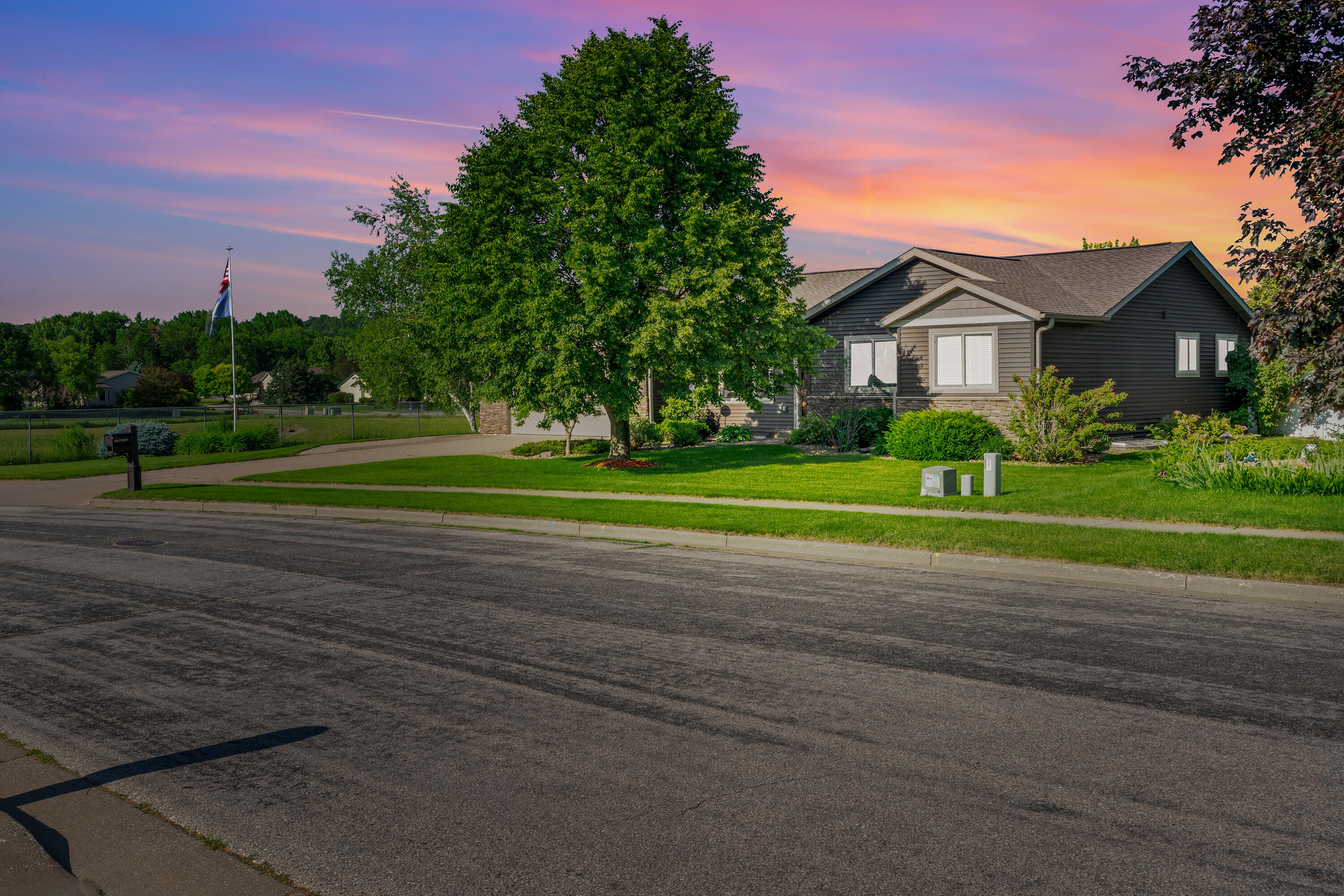 Holmen, Wisconsin 54636, United States, 5 Bedrooms Bedrooms, ,3 BathroomsBathrooms,Residential,Pending,55238
