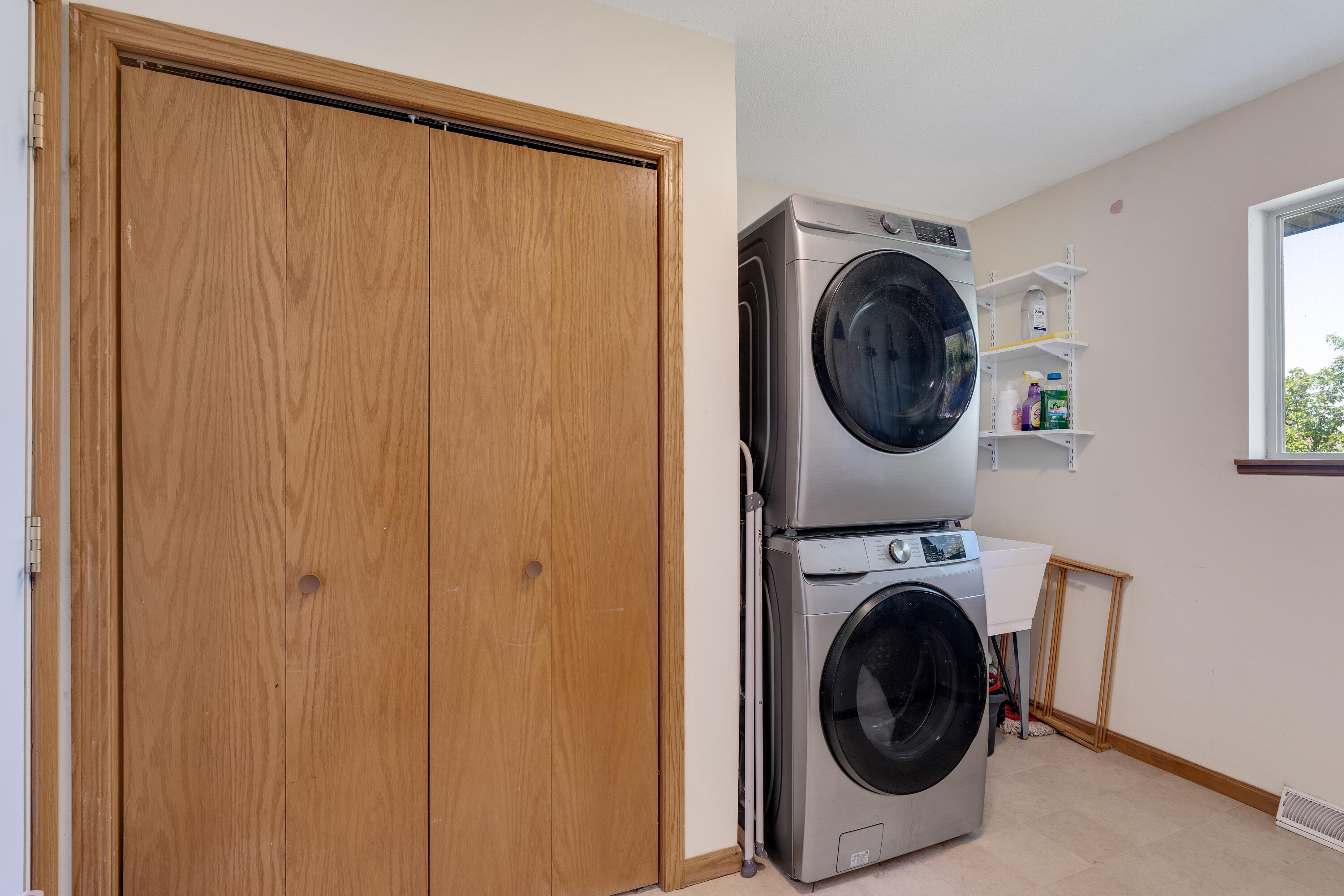 Holmen, Wisconsin 54636, United States, 5 Bedrooms Bedrooms, ,3 BathroomsBathrooms,Residential,Pending,55238