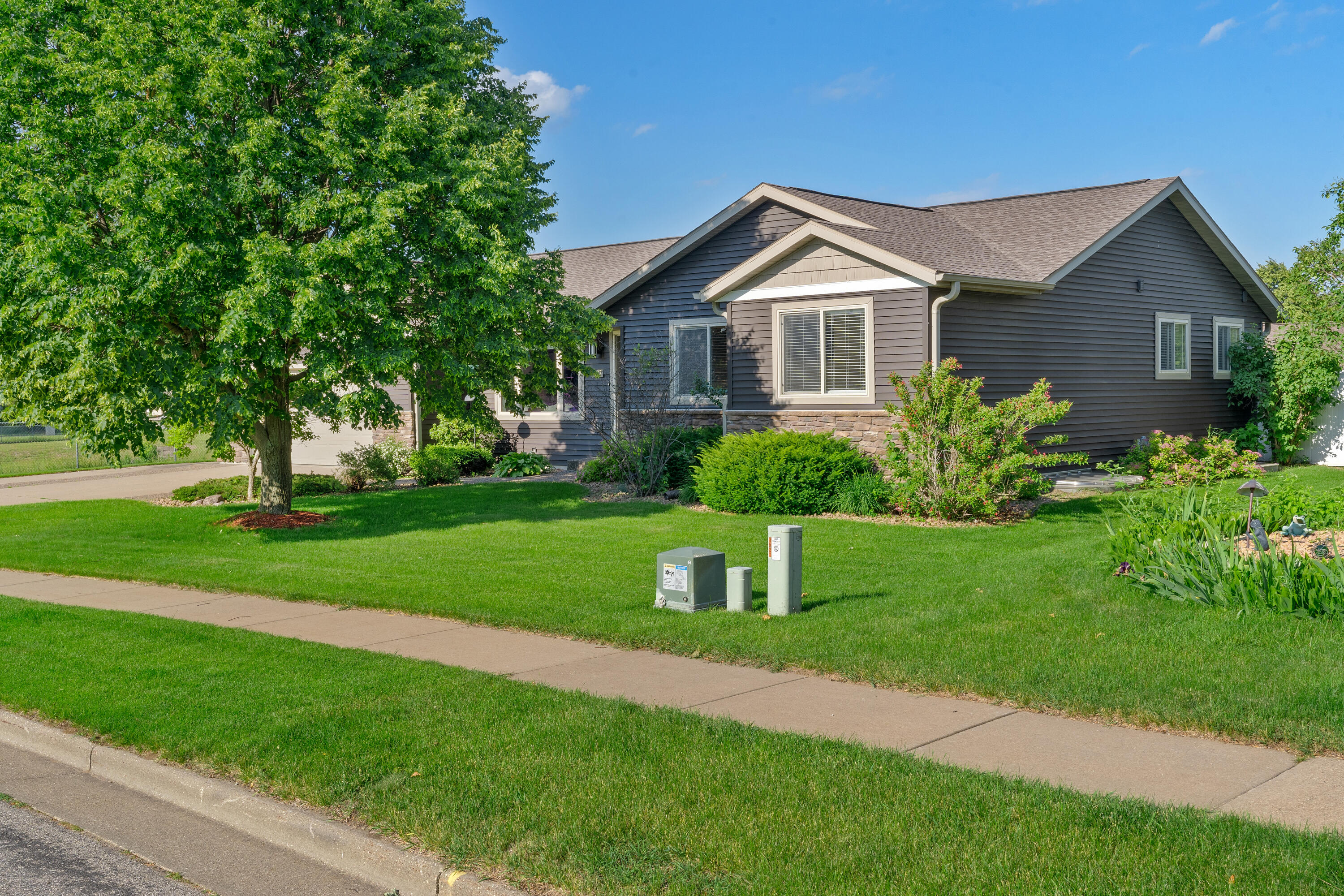 Holmen, Wisconsin 54636, United States, 5 Bedrooms Bedrooms, ,3 BathroomsBathrooms,Residential,Pending,55238