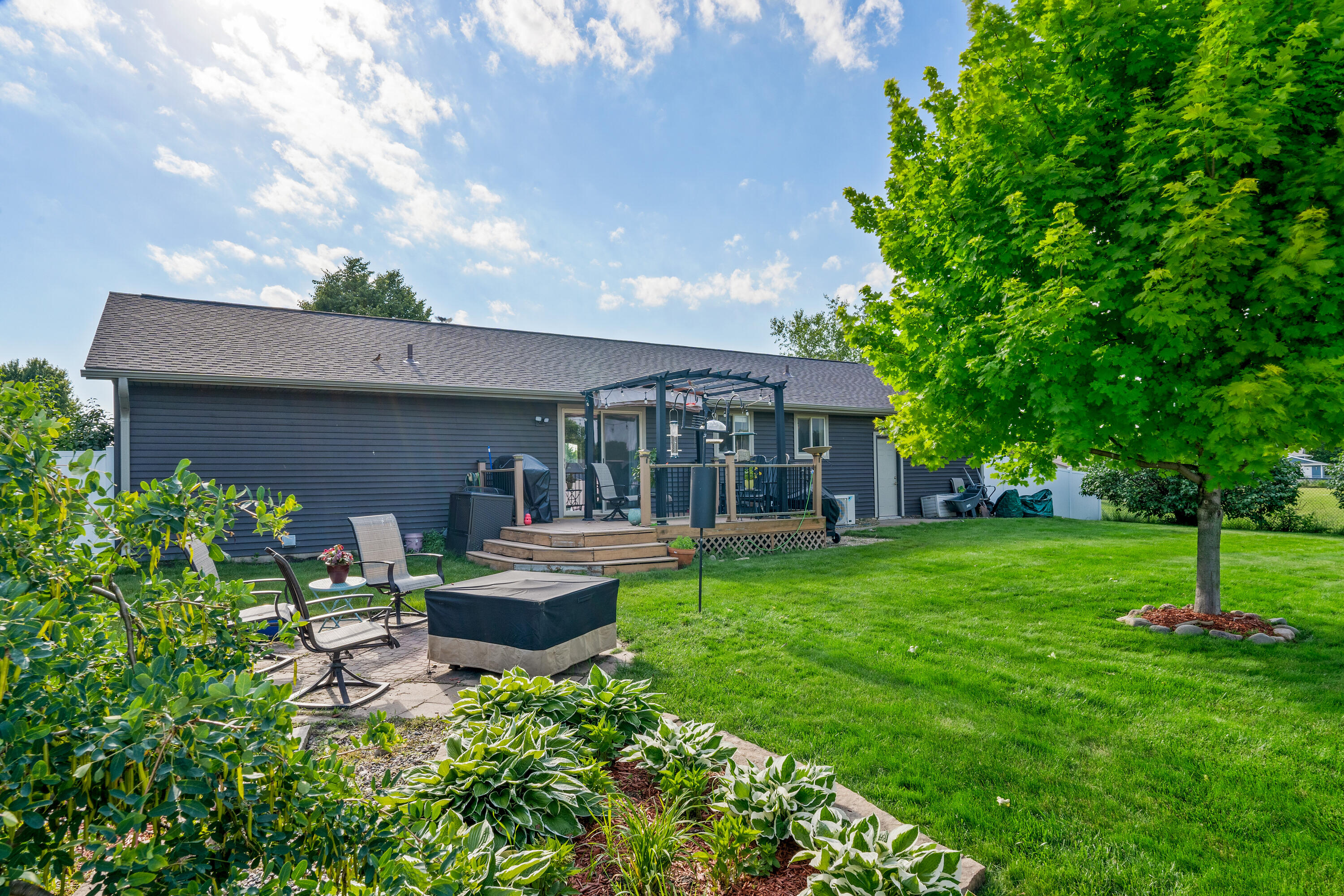 Holmen, Wisconsin 54636, United States, 5 Bedrooms Bedrooms, ,3 BathroomsBathrooms,Residential,Pending,55238