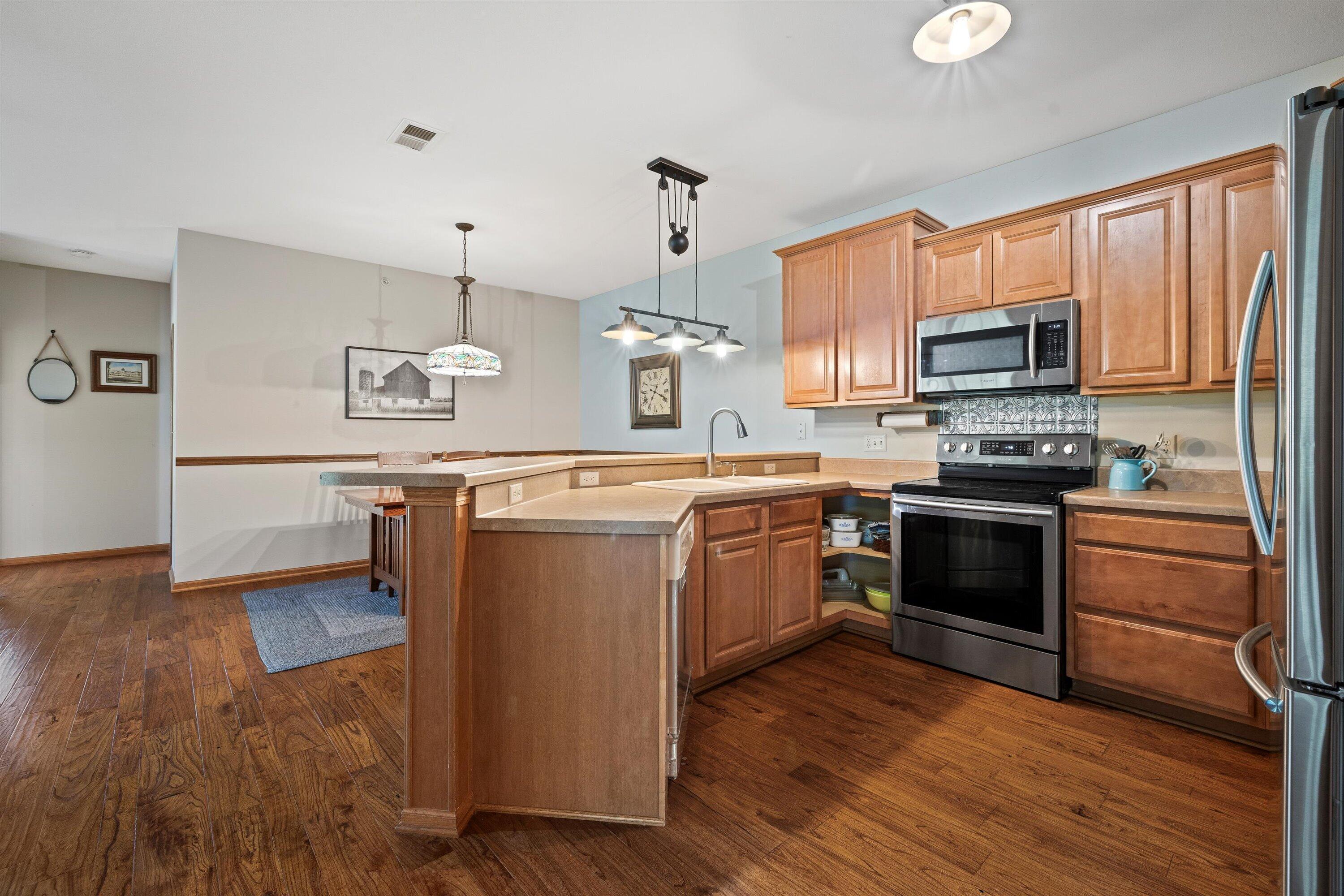 Pleasant Prairie, Wisconsin 53158, United States, 2 Bedrooms Bedrooms, ,3 BathroomsBathrooms,Residential,Active,48736