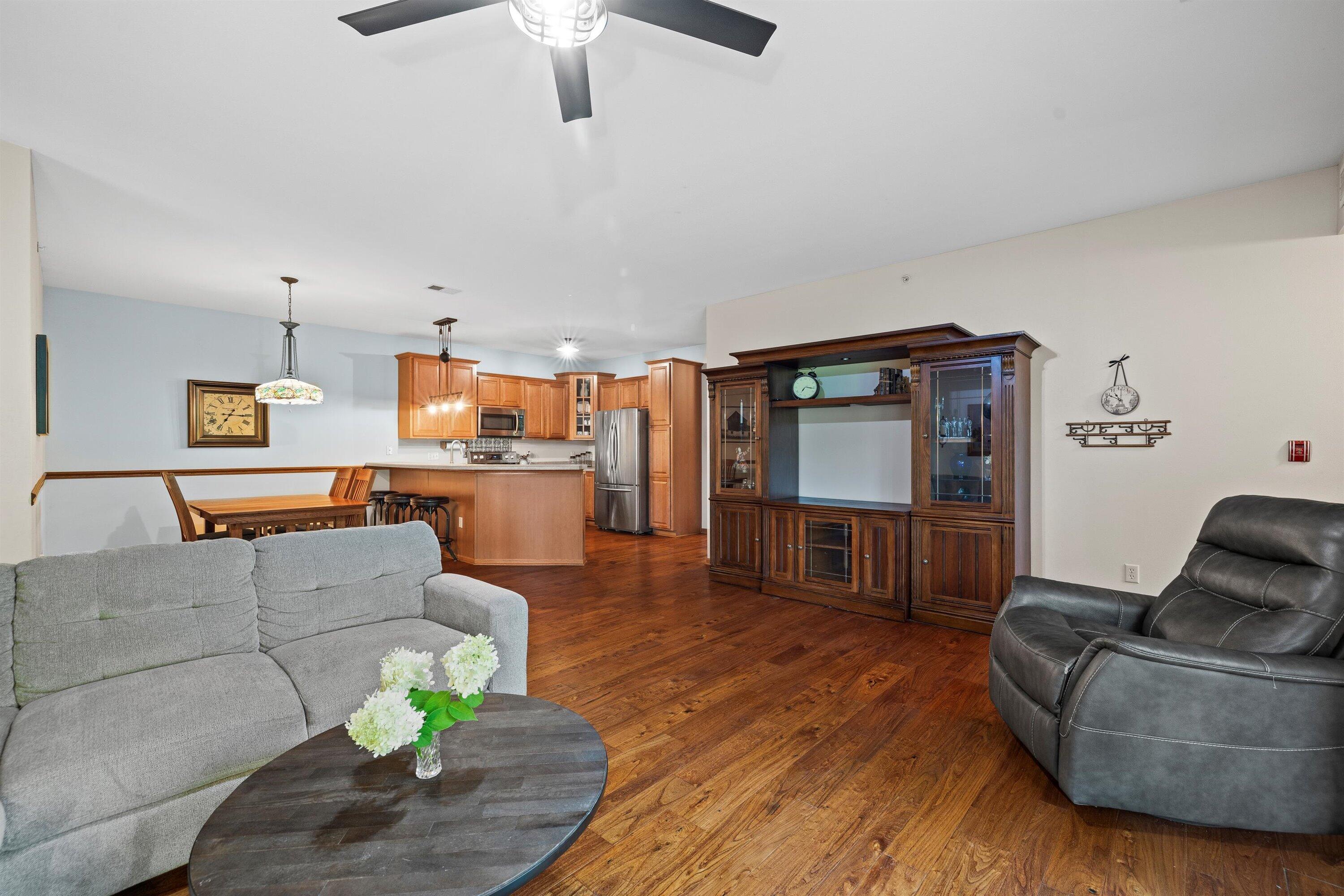 Pleasant Prairie, Wisconsin 53158, United States, 2 Bedrooms Bedrooms, ,3 BathroomsBathrooms,Residential,Active,48736