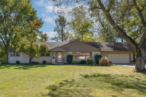 Photo of 5405 W Hillcrest Dr, Mequon, WI 53092 (MLS # 1895261)