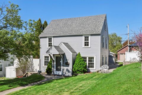 Photo of 307 S Garfield Ave, Port Washington, WI 53074 (MLS # 1872613)