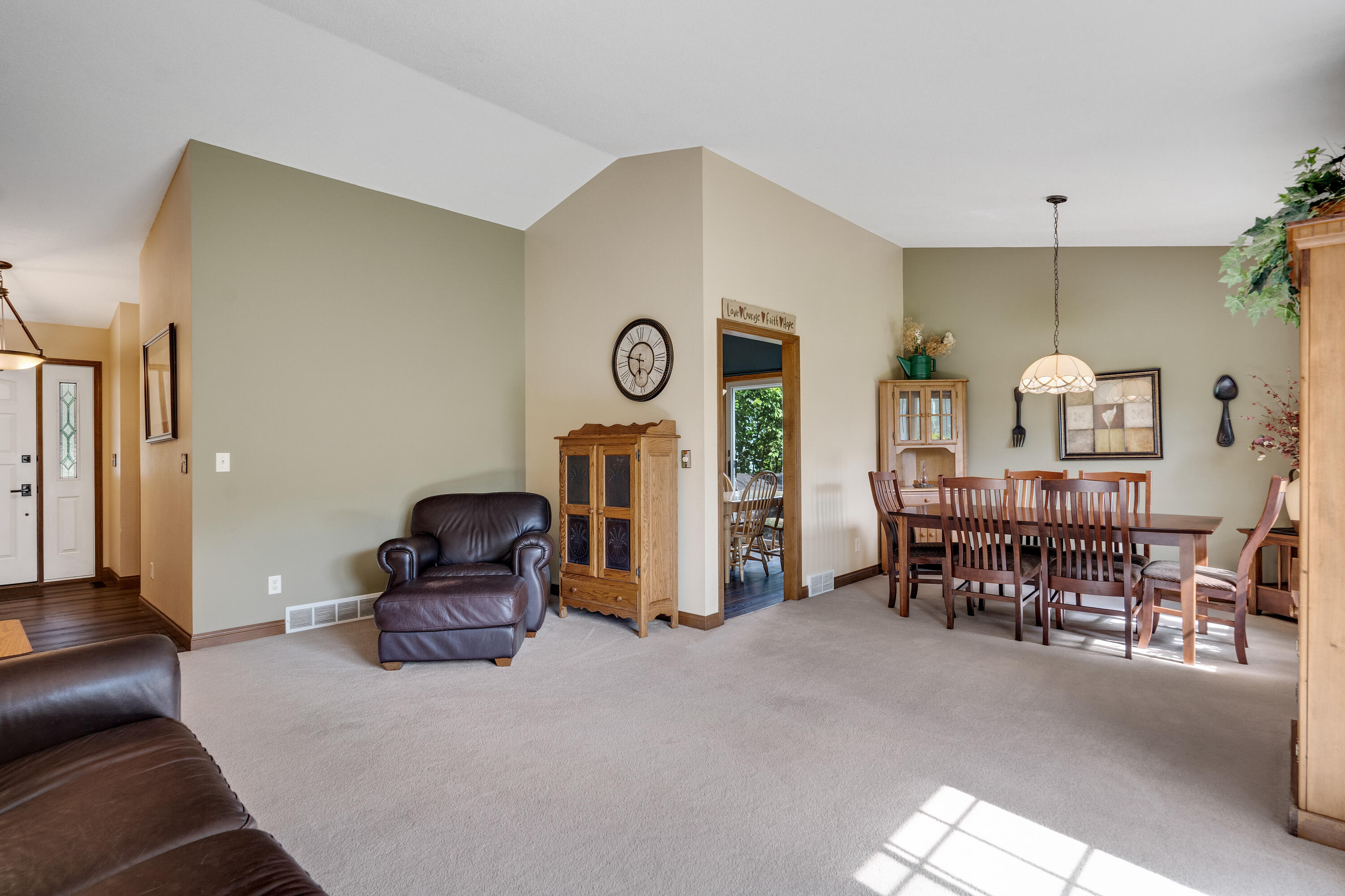 Onalaska, Wisconsin 54650, United States, 4 Bedrooms Bedrooms, ,3 BathroomsBathrooms,Residential,Pending,53936