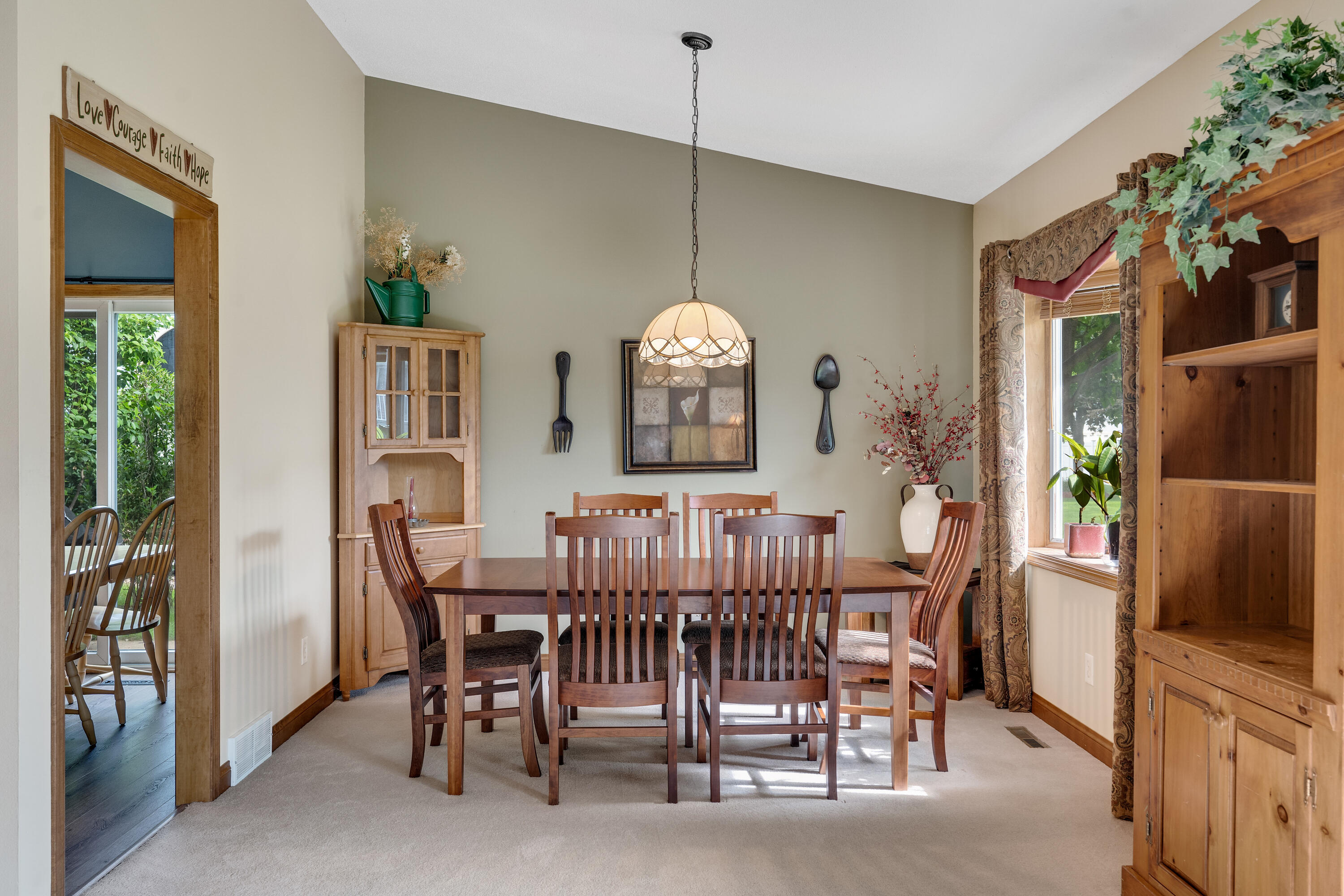 Onalaska, Wisconsin 54650, United States, 4 Bedrooms Bedrooms, ,3 BathroomsBathrooms,Residential,Pending,53936