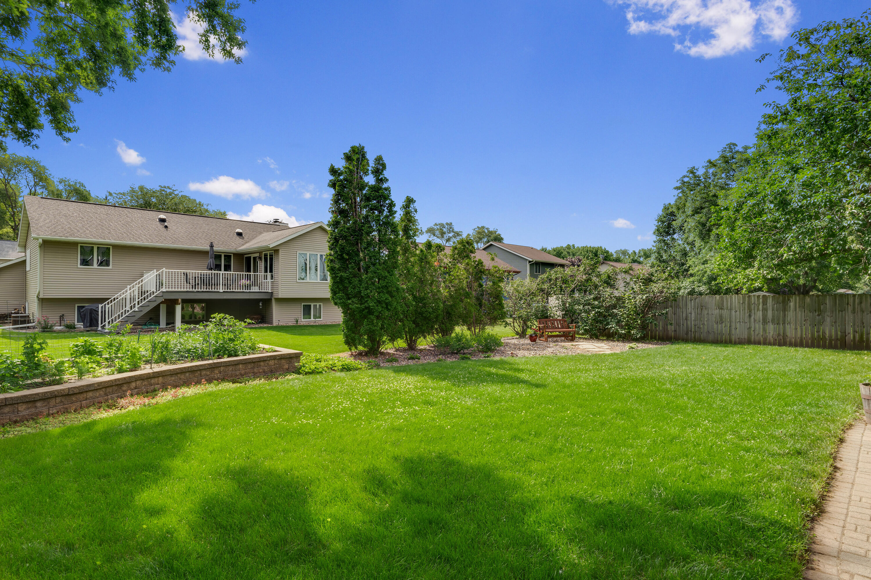 Onalaska, Wisconsin 54650, United States, 4 Bedrooms Bedrooms, ,3 BathroomsBathrooms,Residential,Pending,53936