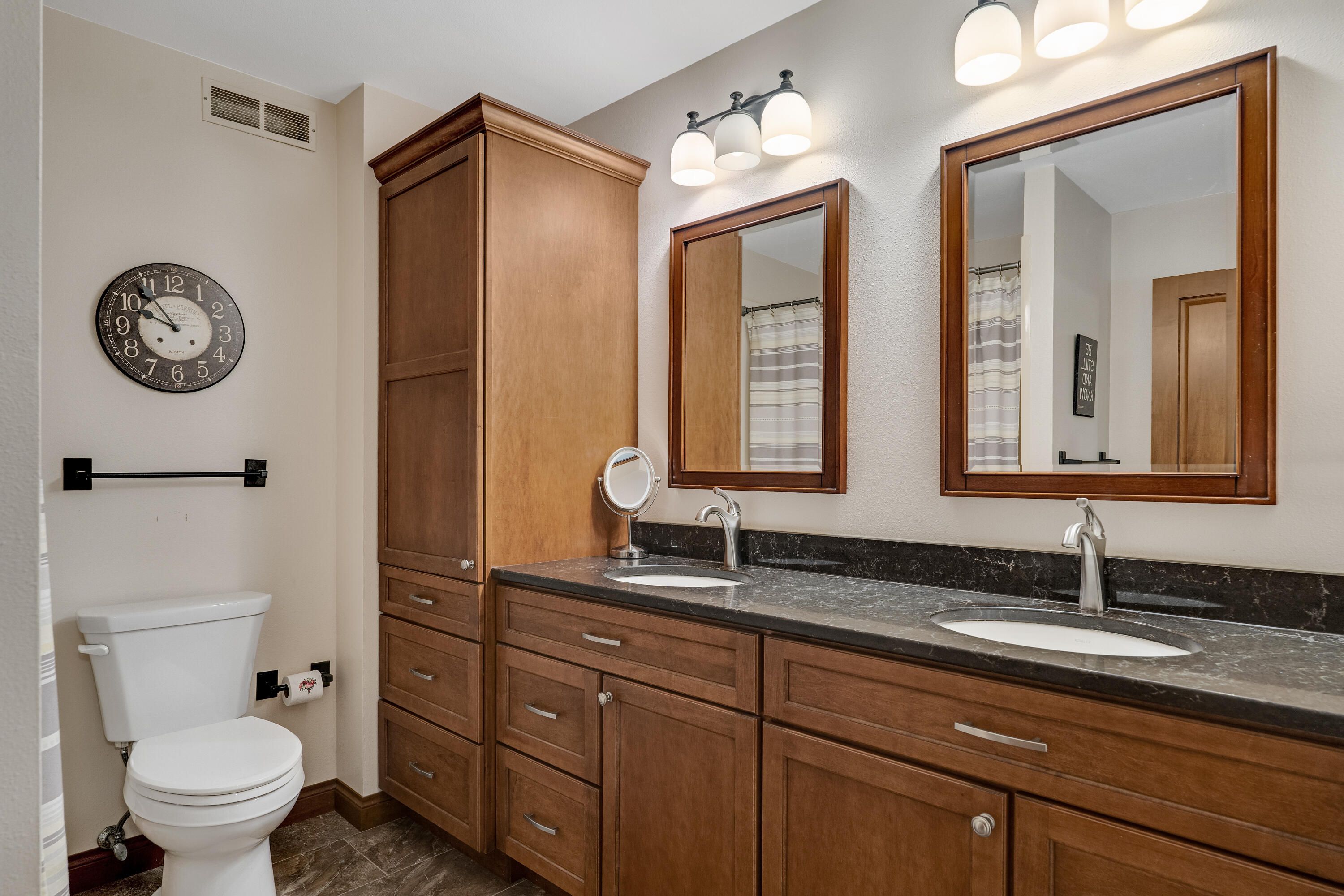 Onalaska, Wisconsin 54650, United States, 4 Bedrooms Bedrooms, ,3 BathroomsBathrooms,Residential,Pending,53936