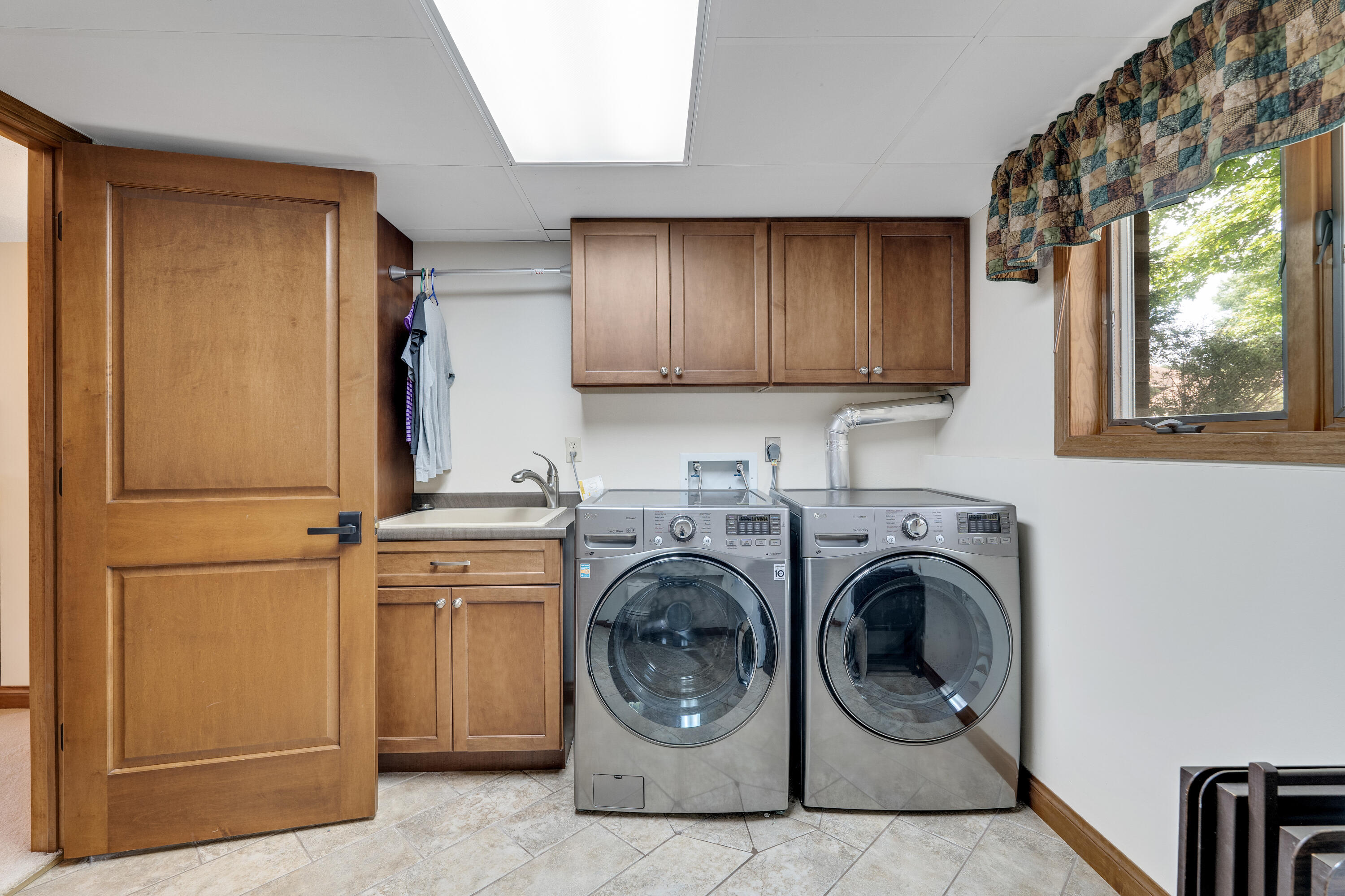 Onalaska, Wisconsin 54650, United States, 4 Bedrooms Bedrooms, ,3 BathroomsBathrooms,Residential,Pending,53936