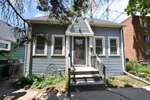 Photo of 5159 N Woodruff Ave, Whitefish Bay, WI 53217 (MLS # 1835725)