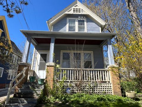 Photo of 124 E Meinecke Ave, Milwaukee, WI 53212 (MLS # 1873010)