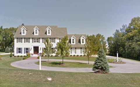 Photo of 1810 W Sunnydale Ln, Mequon, WI 53092 (MLS # 1900244)