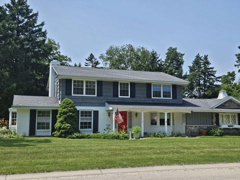 210 W Fox Dale Ct, Glendale, WI 53217 - #: 1882389