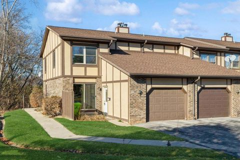 Photo of 520 Manchester Ln, Hartland, WI 53029 (MLS # 1862809)