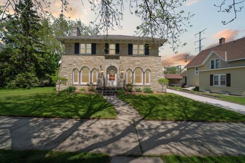 Photo of 208 W Chestnut St, Port Washington, WI 53074 (MLS # 1876373)