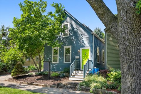 Photo of 214 E Vine St, Milwaukee, WI 53212 (MLS # 1844790)