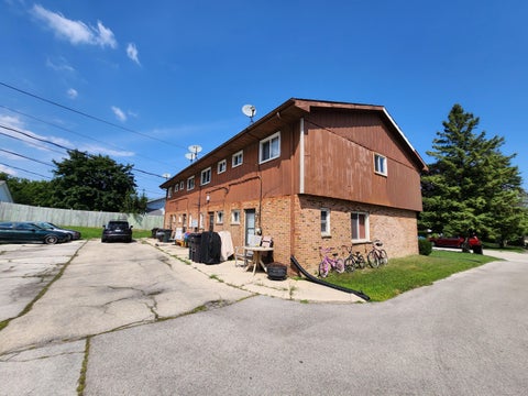 Photo of 1404 Willow Ln, South Milwaukee, WI 53172 (MLS # 1898245)