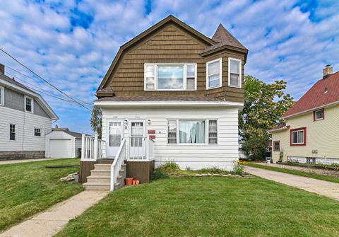 Photo of 2428 13th Ave, South Milwaukee, WI 53172 (MLS # 1889024)
