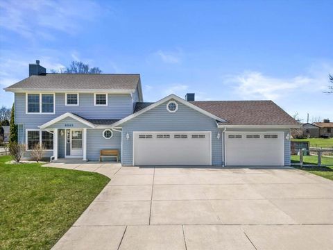 Photo of 8565 S Stone Creek Dr, Oak Creek, WI 53154 (MLS # 1899275)