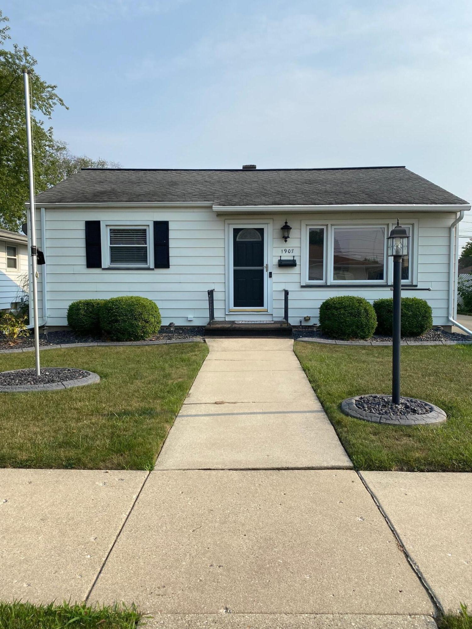 Photo 1 of 36 — 1907 25th St, Kenosha, WI 53140