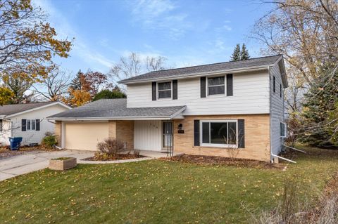 Photo of 906 Woodland Ave, Port Washington, WI 53074 (MLS # 1898718)