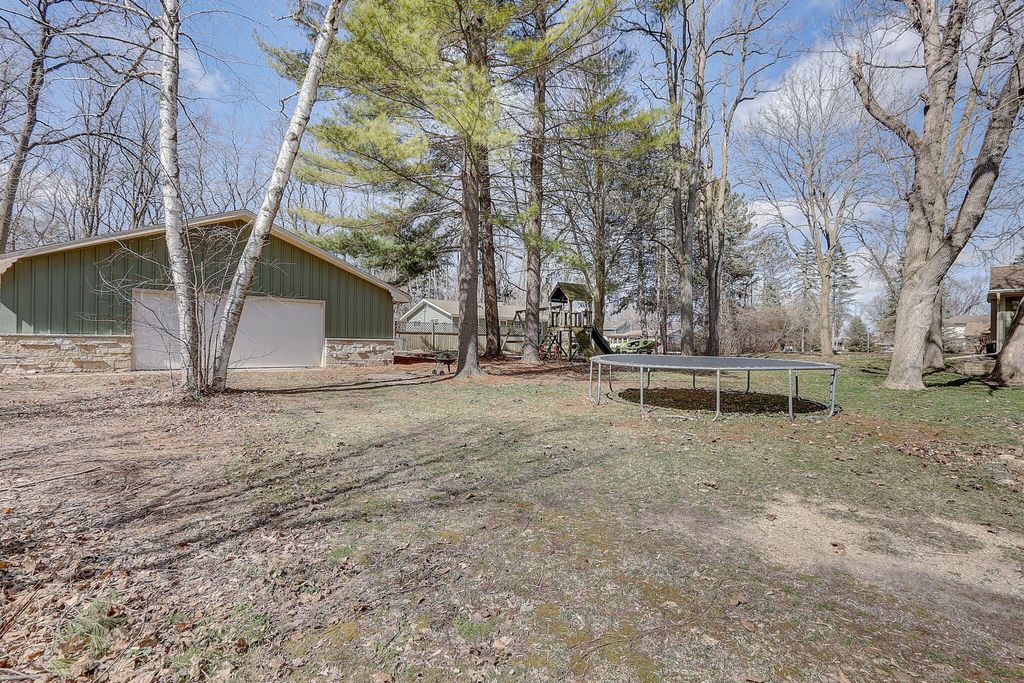 N9521 East Shore Rd, Mukwonago, WI Single Family Home Property Listing
