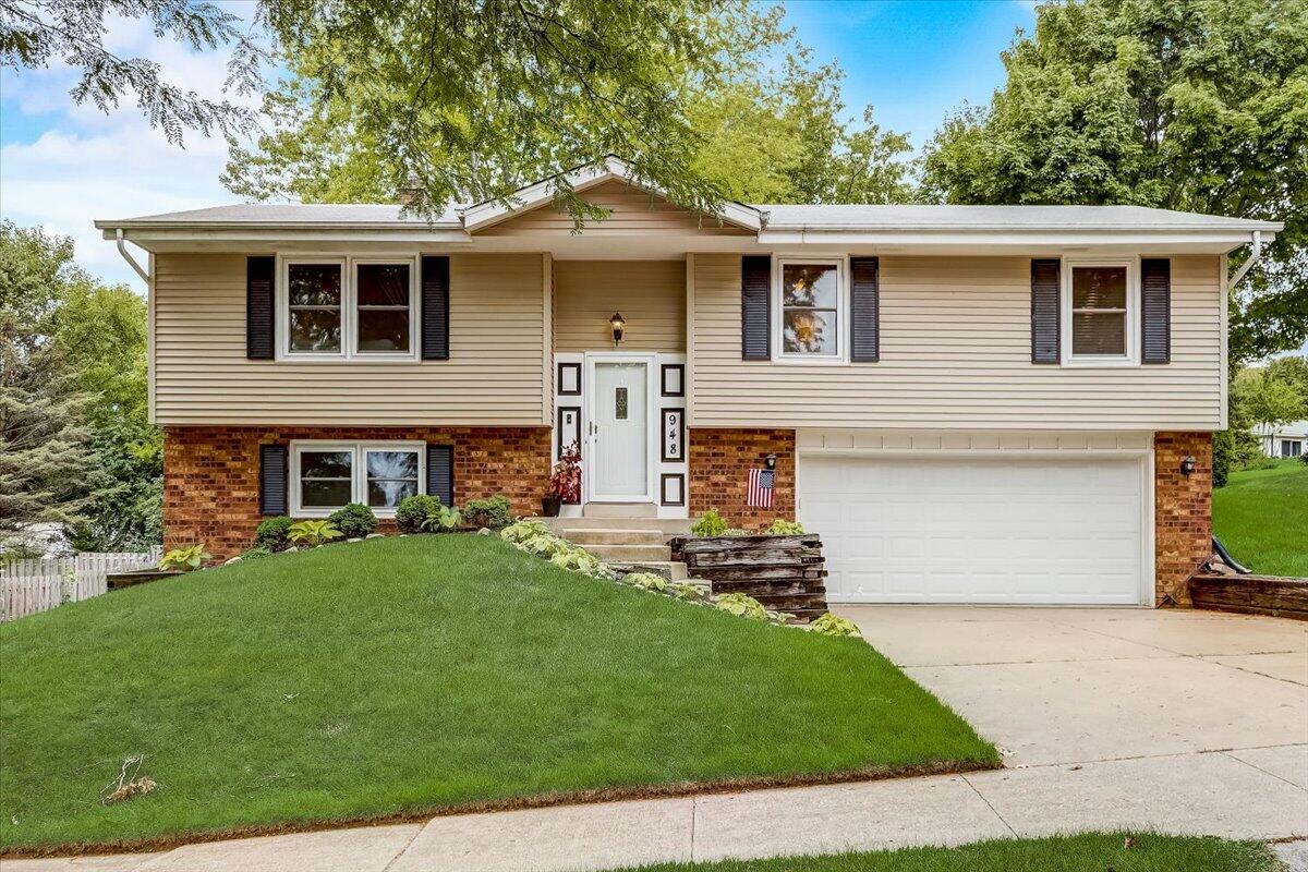 Photo 1 of 23 — 948 Canterbury Ln, Waukesha, WI 53188