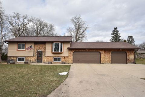 Photo of N61W23886 Sumac Ln, Sussex, WI 53089 (MLS # 1865554)