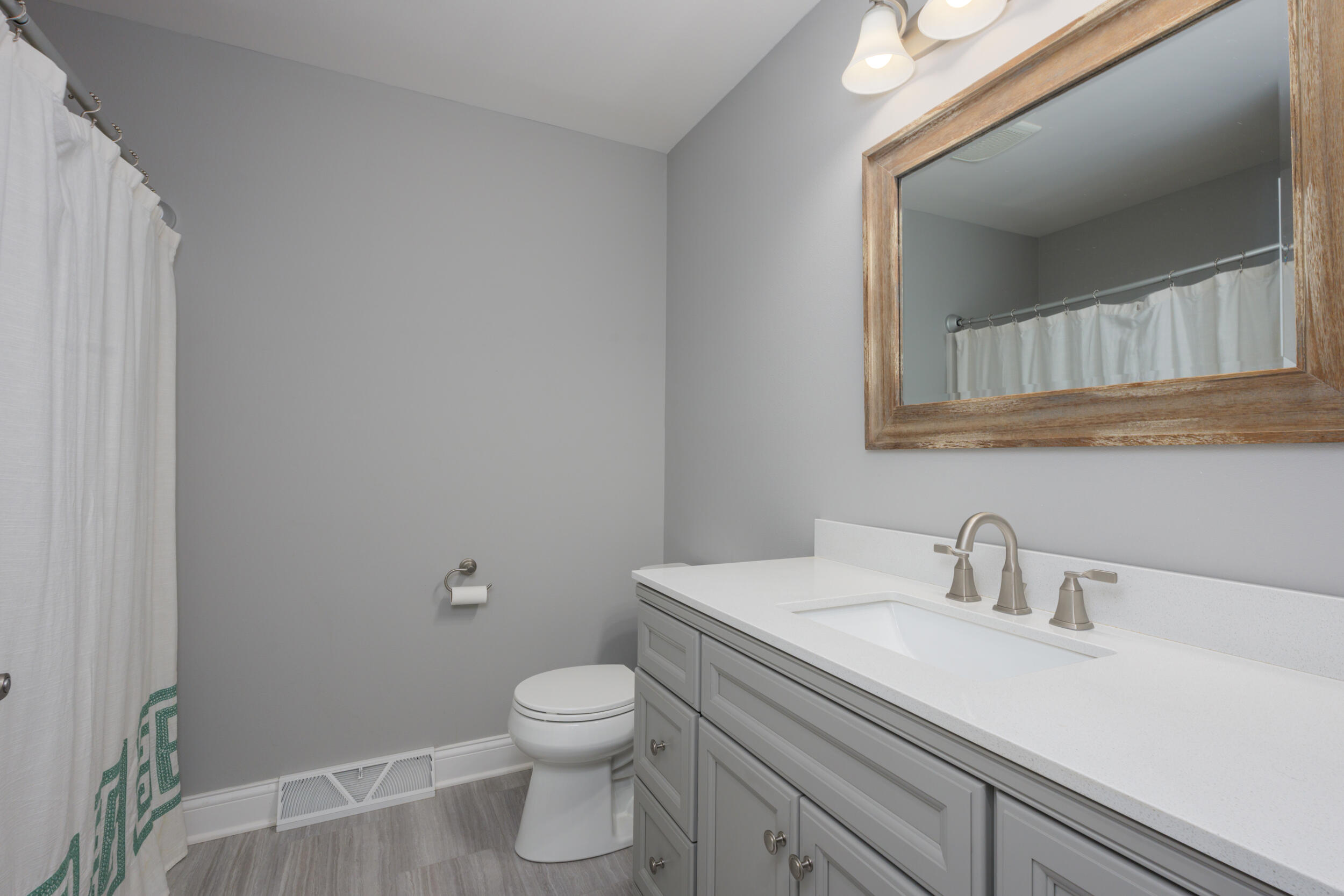 Oak Creek, Wisconsin 53154, United States, 4 Bedrooms Bedrooms, ,3 BathroomsBathrooms,Residential,Active,38095