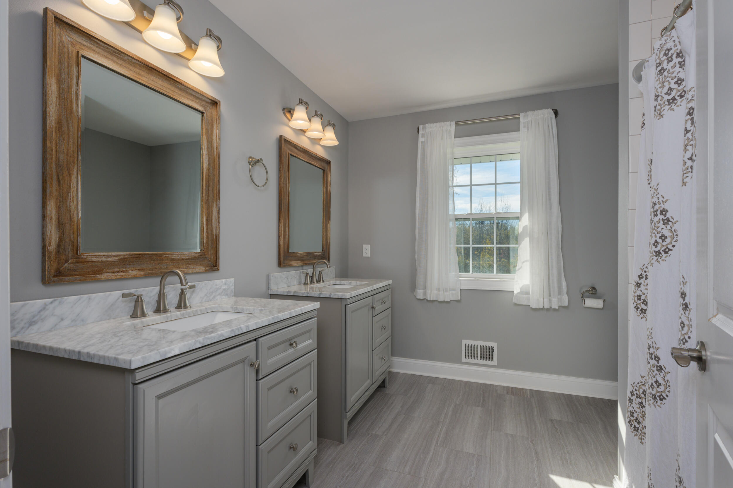 Oak Creek, Wisconsin 53154, United States, 4 Bedrooms Bedrooms, ,3 BathroomsBathrooms,Residential,Active,38095