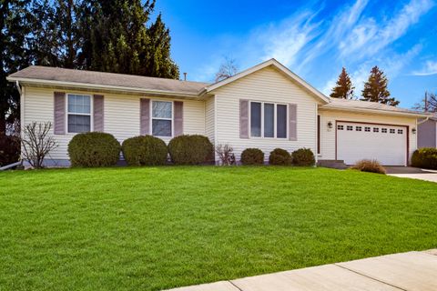 Photo of 819 Mallinger Dr, Port Washington, WI 53074 (MLS # 1871453)
