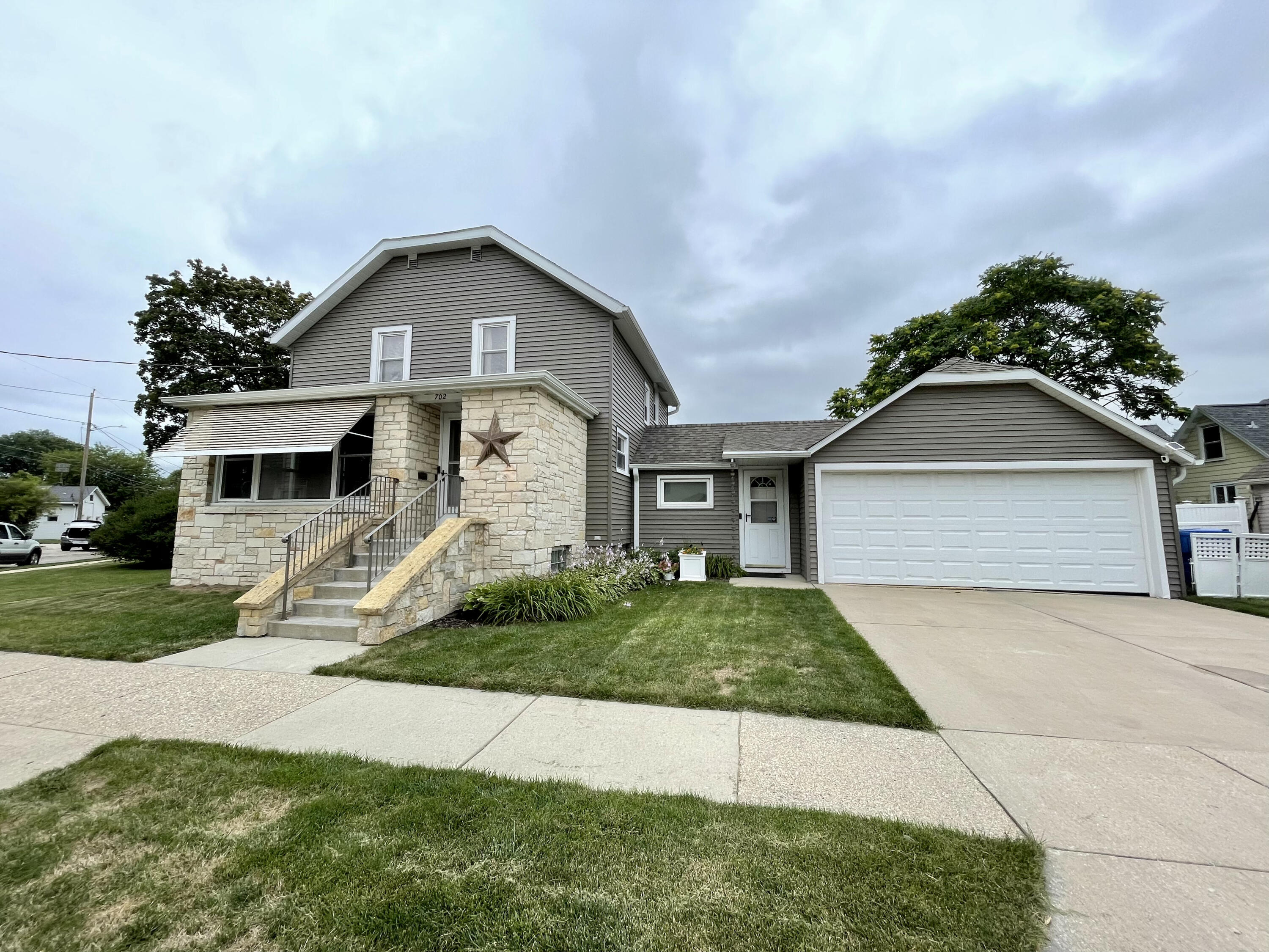 Photo 1 of 1 — 702 Cleveland St, Watertown, WI 53098