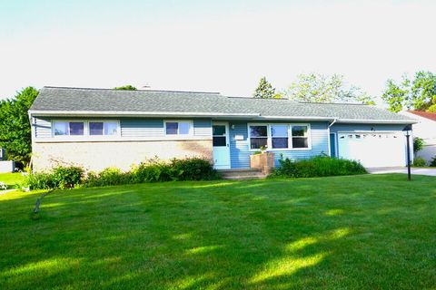 Photo of 213 E Whitefish Rd, Port Washington, WI 53074 (MLS # 1877516)