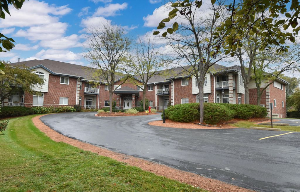 18125 W Wisconsin Ave 102, Brookfield, WI Townhome or Condo Property