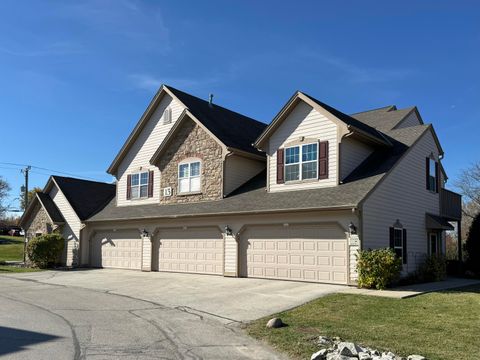 Photo of 2335 W Vista Bella Dr, Oak Creek, WI 53154 (MLS # 1896999)