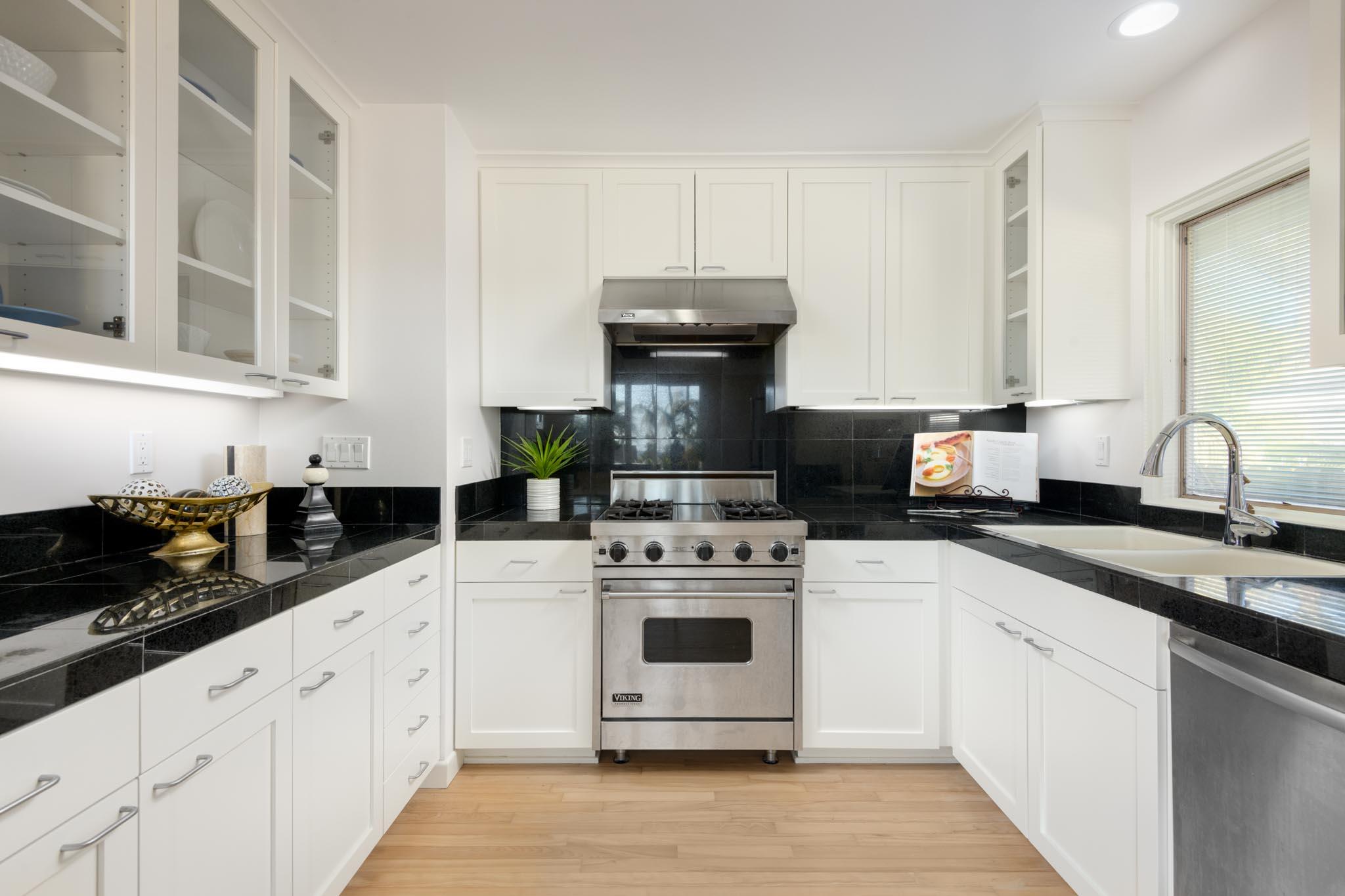 Santa Barbara, California 93109, United States, 2 Bedrooms Bedrooms, ,2 BathroomsBathrooms,Residential,Pending,21858